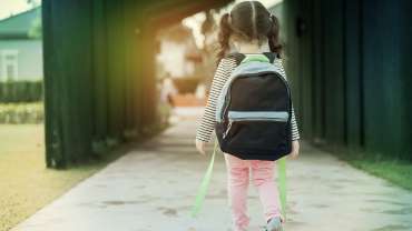 Geolokácia - dievča s ruksakom na chodníku