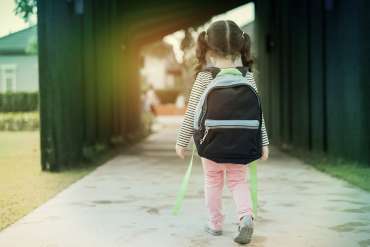Geolokácia - dievča s ruksakom na chodníku