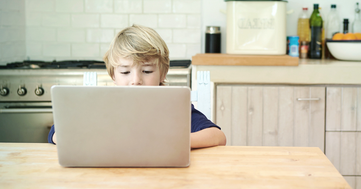 Dieťa s počítačom vytvára heslo