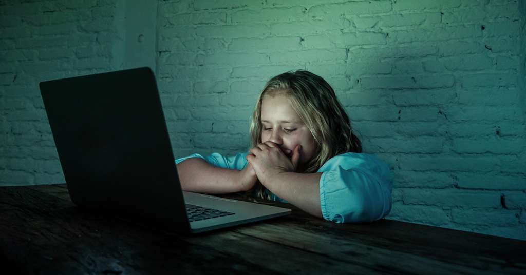 Dievča za počítačom