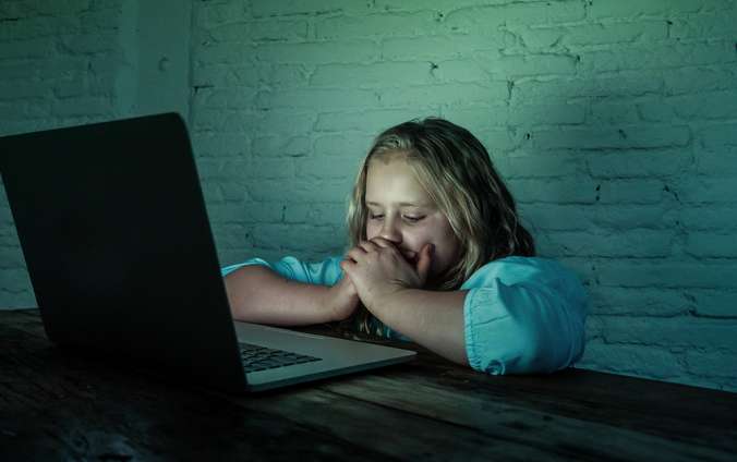 Dievča za počítačom