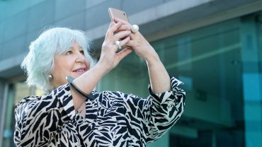 seniori toto nefoťte mobilom ilustračný obrázok ESET