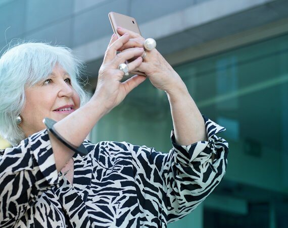 seniori toto nefoťte mobilom ilustračný obrázok ESET